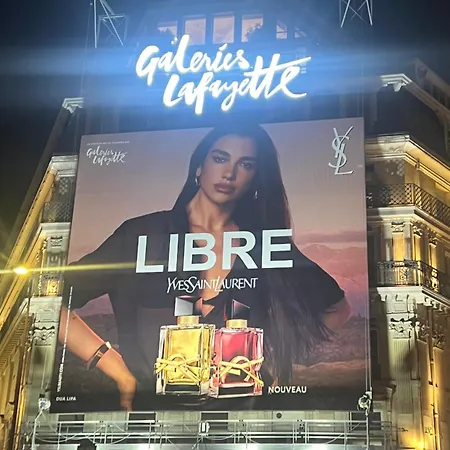 Bed Setting In Galeries Lafayette Street * Parigi